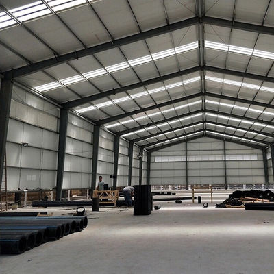 مستودع كبير يمتد على مساحة 1000 متر مربع بهيكل فولاذي مطلي